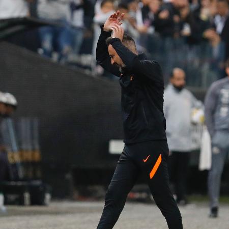Vítor Pereira reclama durante a partida do Corinthians contra o Santos - Ricardo Moreira/Getty Images