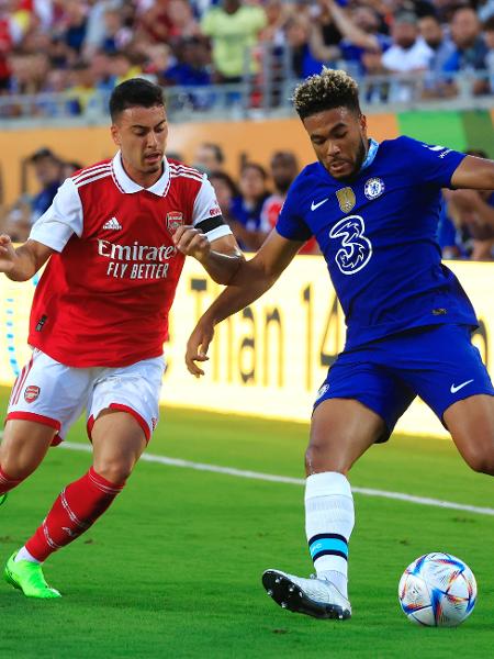 Martinelli e Reece James brigam pela bola em Arsenal x Chelsea, confronto da Florida Cup - Mike Ehrmann/Getty Images