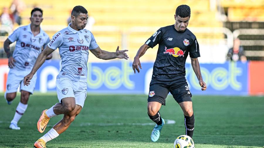 Miguel e André brigam pela bola em Fluminense x Bragantino, jogo do Campeonato Brasileiro - ALEXANDRE NETO/PHOTOPRESS/ESTADÃO CONTEÚDO