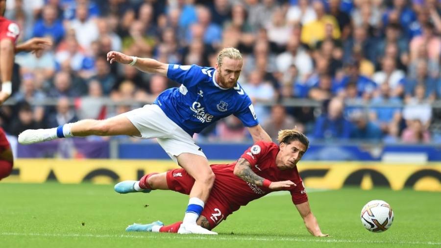 Tom Davies (Everton) e Tsimikas (Liverpool) brigam pela bola durante jogo do Campeonato Inglês - Reprodução/Twitter/premierleague