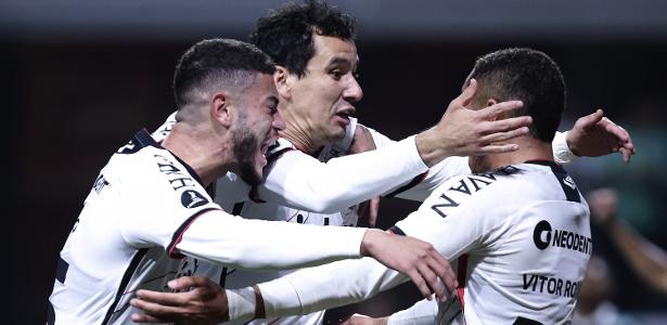 Jogadores do Athletico comemoram gol no Palmeiras 