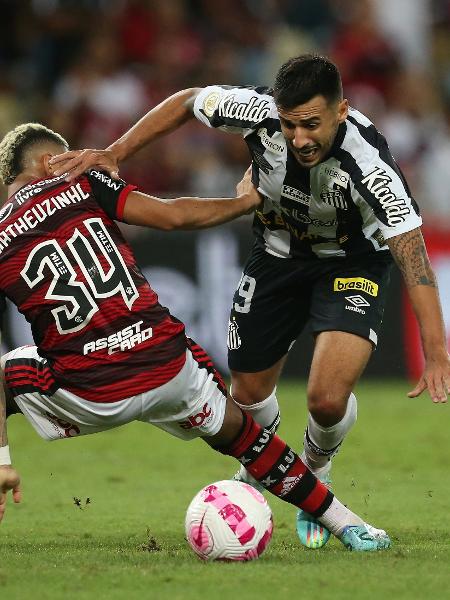 Matheuzinho derrubou Camacho dentro da área em Flamengo x Santos - DANIEL CASTELO BRANCO/DIA ESPORTIVO/ESTADÃO CONTEÚDO