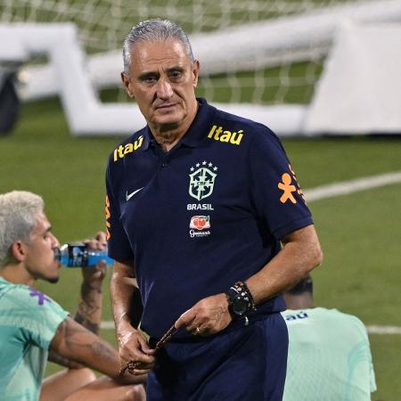 Tite durante o treino de hoje (25) da seleção brasileira no estádio Grand Hamad - Nelson Almeida/AFP