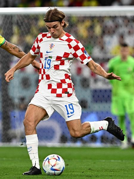 Borna Sosa, da Croácia, com a bola na partida contra o Brasil. - GABRIEL BOUYS/AFP