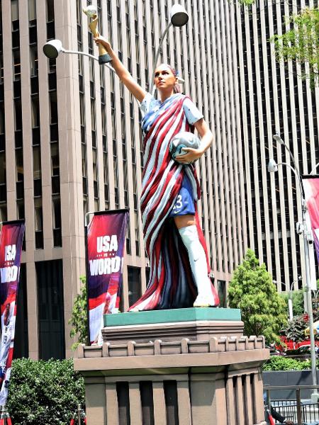 Atacante Alex Morgan ganha versão de "Estátua da Liberdade" nos Estados Unidos