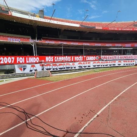 Faixas da Independente, uma das principais organizadas do São Paulo, no Morumbi