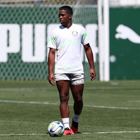 Endrick durante treino do Palmeiras