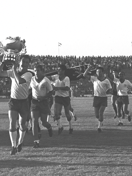 Jogadores de Israel comemoram o título asiático de 1964, o único do futebol do país