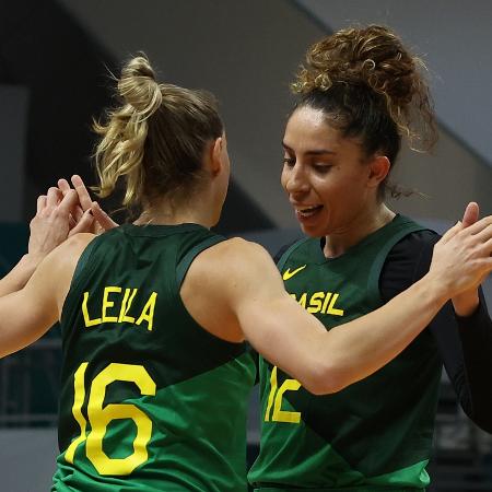 Leila e Aline durante partida da seleção brasileira de basquete contra a Venezuela no Pan 2023
