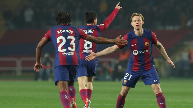 Jogadores do Barcelona celebram gol de Pedri em duelo contra Villarreal