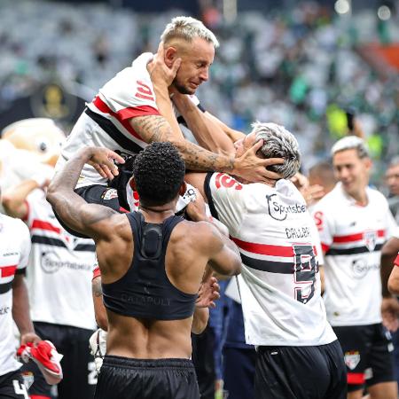 Rafinha e Calleri comemoram título da Supercopa do Brasil pelo São Paulo