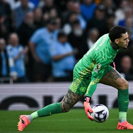 Ederson em ação pelo Manchester City contra o Tottenham na Premier League