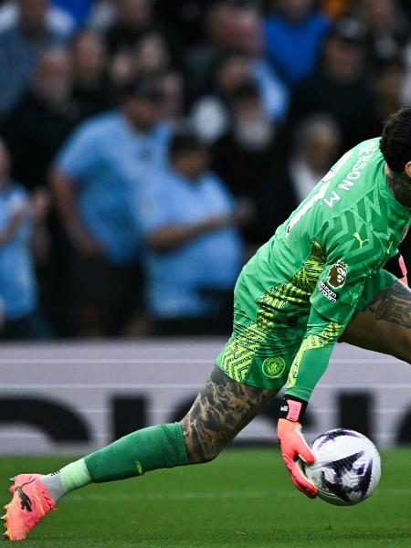 Ederson em ação pelo Manchester City contra o Tottenham na Premier League - Ben Stansall / AFP