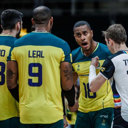Jogadores da seleção brasileira masculina de vôlei em ação na Liga das Nações