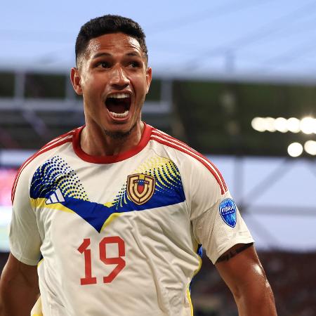 Eric Ramirez, da Venezuela, celebra gol sobre a Jamaica, na Copa América - Buda Mendes / GETTY IMAGES NORTH AMERICA / Getty Images via AFP