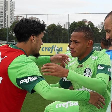 Jhon Jhon se despediu dos companheiros na Academia de Futebol nesta quarta-feira (10)