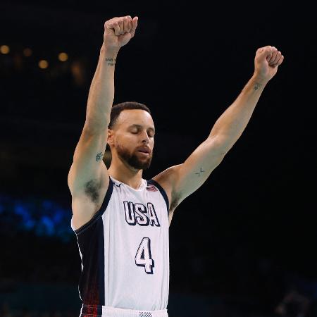 Stephen Curry, dos EUA, comemora durante partida de basquete contra o Sudão do Sul nas Olimpíadas