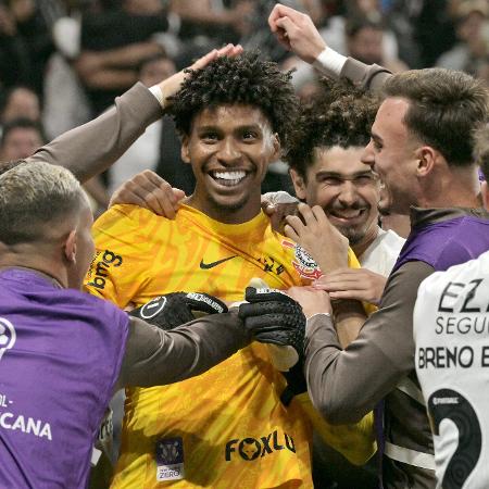 Hugo Souza é abraçado por jogadores do Corinthians após classificação sobre o Bragantino, na Sul-Americana