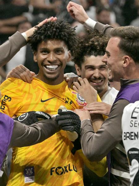 Hugo Souza é abraçado por jogadores do Corinthians após classificação sobre o Bragantino, na Sul-Americana