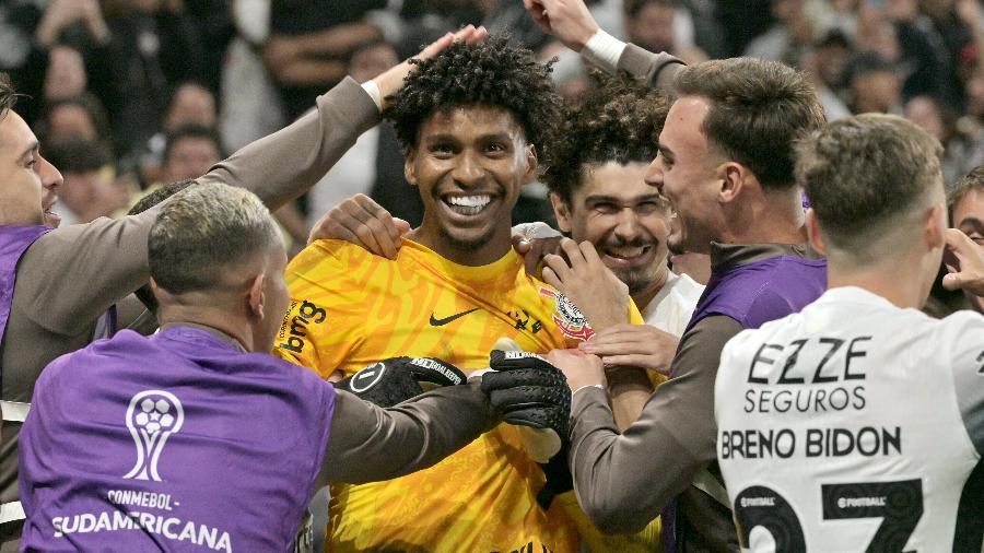 Hugo Souza é abraçado por jogadores do Corinthians após classificação sobre o Bragantino, na Sul-Americana