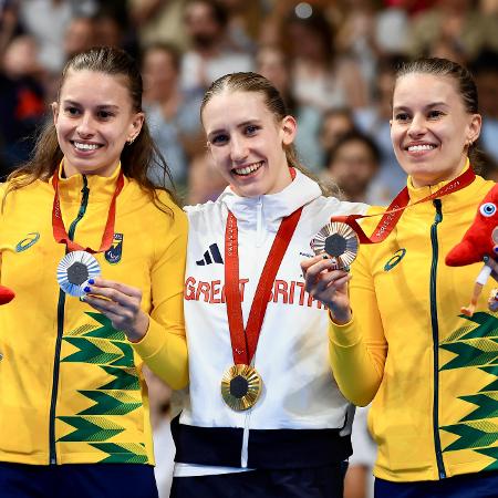 As gêmeas Débora (prata) e Beatriz (bronze) no pódio das Paralimpíadas de Paris