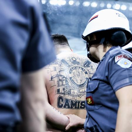 Torcedor é detido durante partida entre Corinthians e Fortaleza, na Neo Química Arena