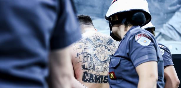 Torcedor corintiano invade setor adversário e provoca tumulto no estádio.