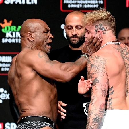 Mike Tyson deu tapa no rosto de Jake Paul em encarada antes da luta