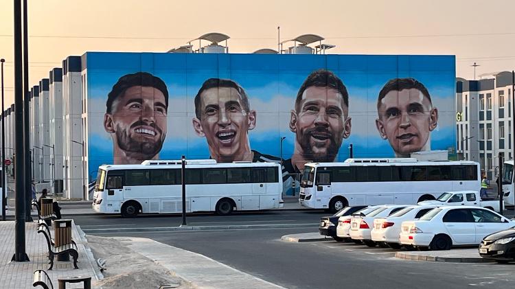 Mural com De Paul, Di Maria, Messi e Dibu Martínez no Bairro Argentino, no Qatar