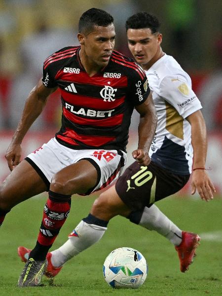 Alex Sandro em ação durante Flamengo x LDU, partida da Libertadores Alex Sandro em ação durante Flamengo x LDU, partida da Libertadores