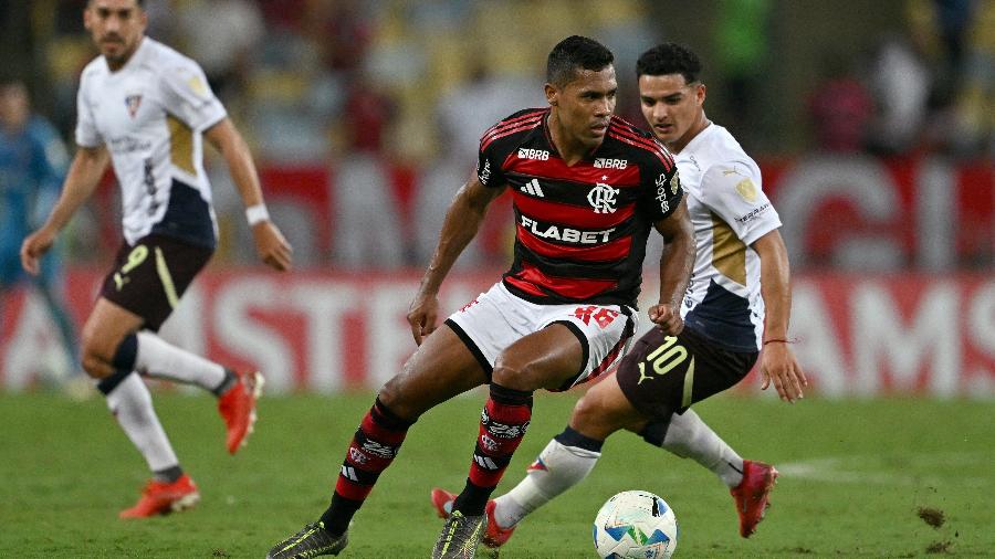 Alex Sandro em ação durante Flamengo x LDU, partida da Libertadores Alex Sandro em ação durante Flamengo x LDU, partida da Libertadores