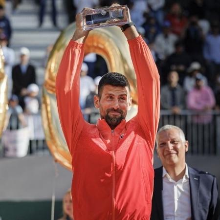 Novak Djokovic celebra vitória na final do ATP 250 de Genebra Novak Djokovic celebra vitória na final do ATP 250 de Genebra