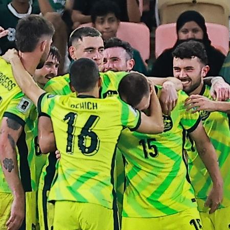 Jogadores da Austrália comemoram gol marcado sobre a Arábia Saudita nas Eliminatórias Jogadores da Austrália comemoram gol marcado sobre a Arábia Saudita nas Eliminatórias