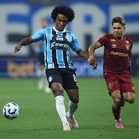 Willian, do Grêmio, e Soteldo, do Fluminense, em ação pelo Campeonato Brasileiro