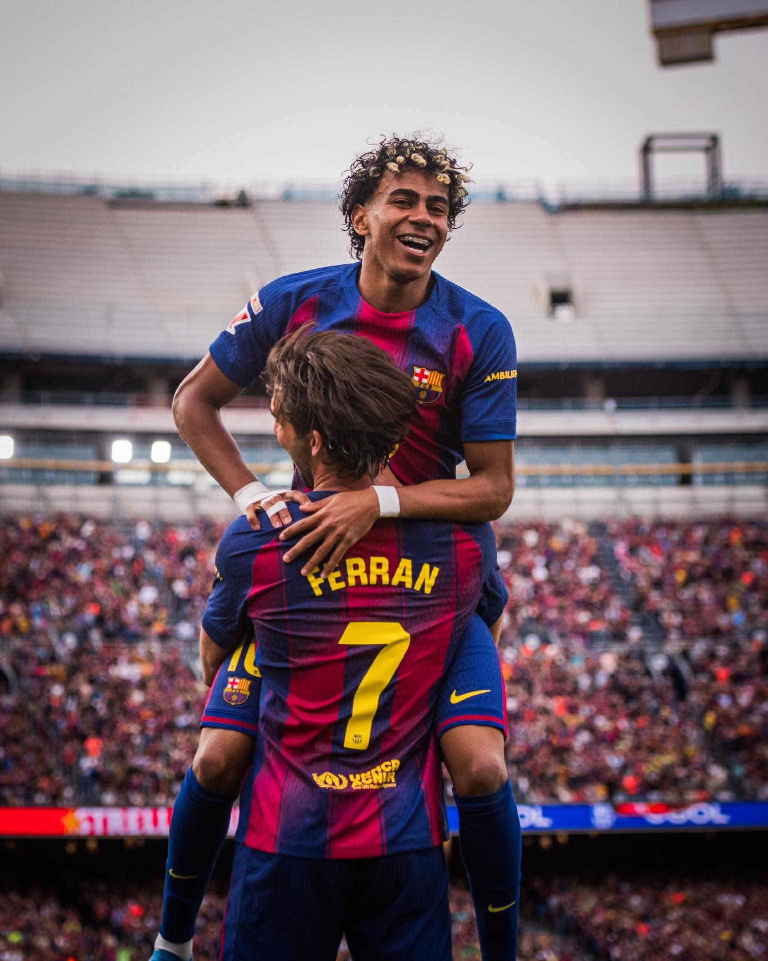 Ferran Torres e Lamine Yamal comemoram gol marcado pelo Barcelona contra o Espanyol na La Liga - undefined