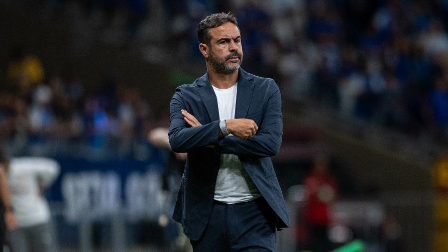 Arthur Jorge, técnico do Cruzeiro, durante partida contra o Bragantino