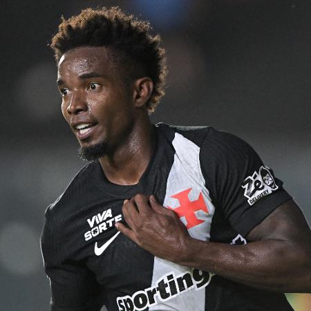 Thiago Mendes celebra gol em Vasco x Independiente Medellín, jogo da Sul-Americana