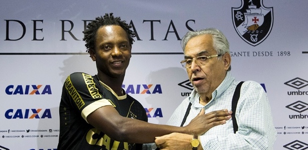 Andrezinho recebe a camisa do Vasco das mãos do presidente Eurico Miranda - Paulo Fernandes / Site oficial do Vasco