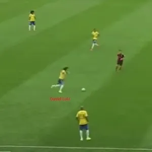 Se a saída de bola não funciona, qual é a alternativa? A ligação direta. Essa tentativa de David Luiz que você vê foi só a primeira de 17 que seriam tentadas ao longo da partida. Ao todo, só seis encontraram um jogador do Brasil. Cinco dos chutões foram dados antes do primeiro gol da Alemanha, ou seja, a seleção já estava desorganizada e sem opção de jogo antes mesmo de ser vazada, o que mina a tese do apagão. - Reprodução