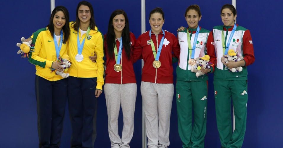 Brasileiras Ingrid de Oliveira e Giovanna Pedrosa sobem no pódio para receber a medalha de prata dos saltos ornamentais sincronizados na plataforma de 10m