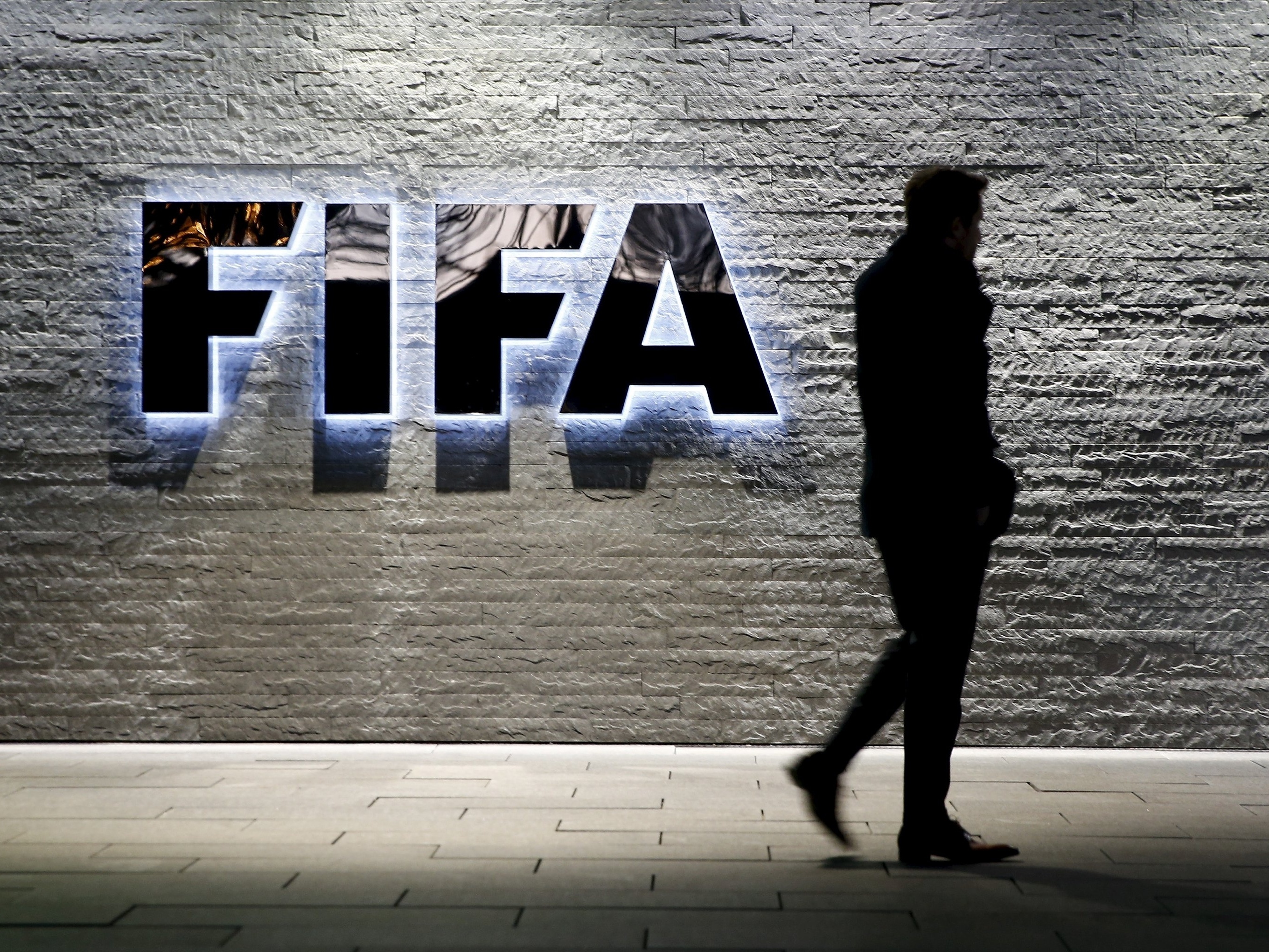 FIFA liberta futebolistas estrangeiros que jogam na Ucrânia e Rússia. Podem  assinar por qualquer clube até ao final da temporada