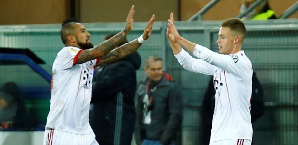 Vidal e Kimmich comemoram gol do Bayern - REUTERS/Leon Kuegeler