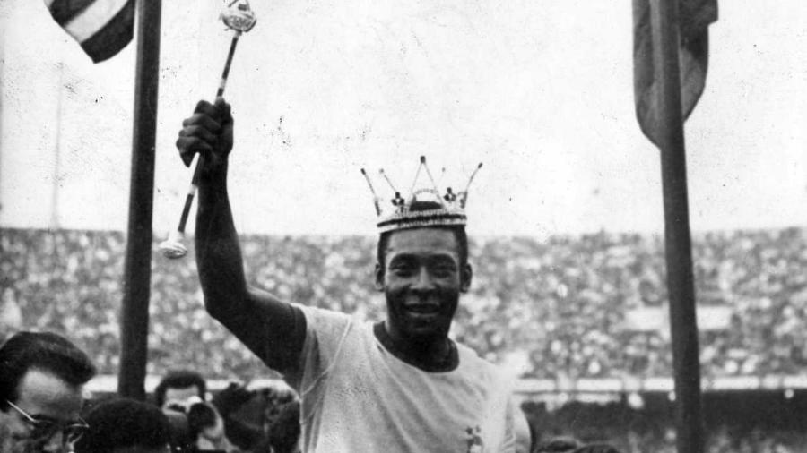 Pelé com coroa de rei em jogo no estádio do Morumbi em 1971, pela seleção - Folhapress