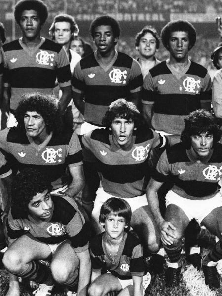 a esquerda para a direita: Leandro, Mozer, Marinho, Andrade e Júnior; agachados: Tita, Adílio, Nunes, Zico e Lico, no jogo contra o São Paulo pelo Campeonato Brasileiro, no estádio do Morumbi em 1982 - DOMICIO PINHEIRO/ESTADÃO CONTEÚDO/AE