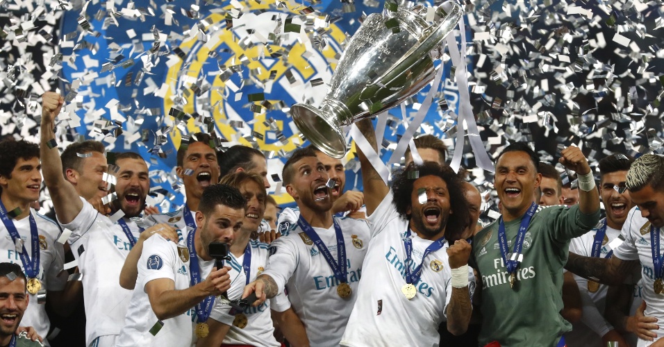 Marcelo ergue a taça da Liga dos Campeões da Europa para o Real Madrid
