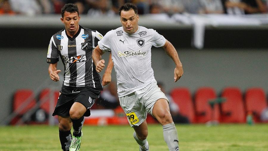 20.nov.2015 - Daniel Carvalho conduz bola pelo Botafogo durante duelo com ABC - Vitor Silva/SS Press/Botafogo