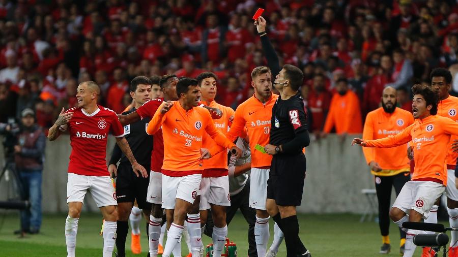 D"Alessandro, do Internacional, recebe cartão vermelho durante partida contra o Palmeiras pela Copa do Brasil  - Jeferson Guareze/AGIF