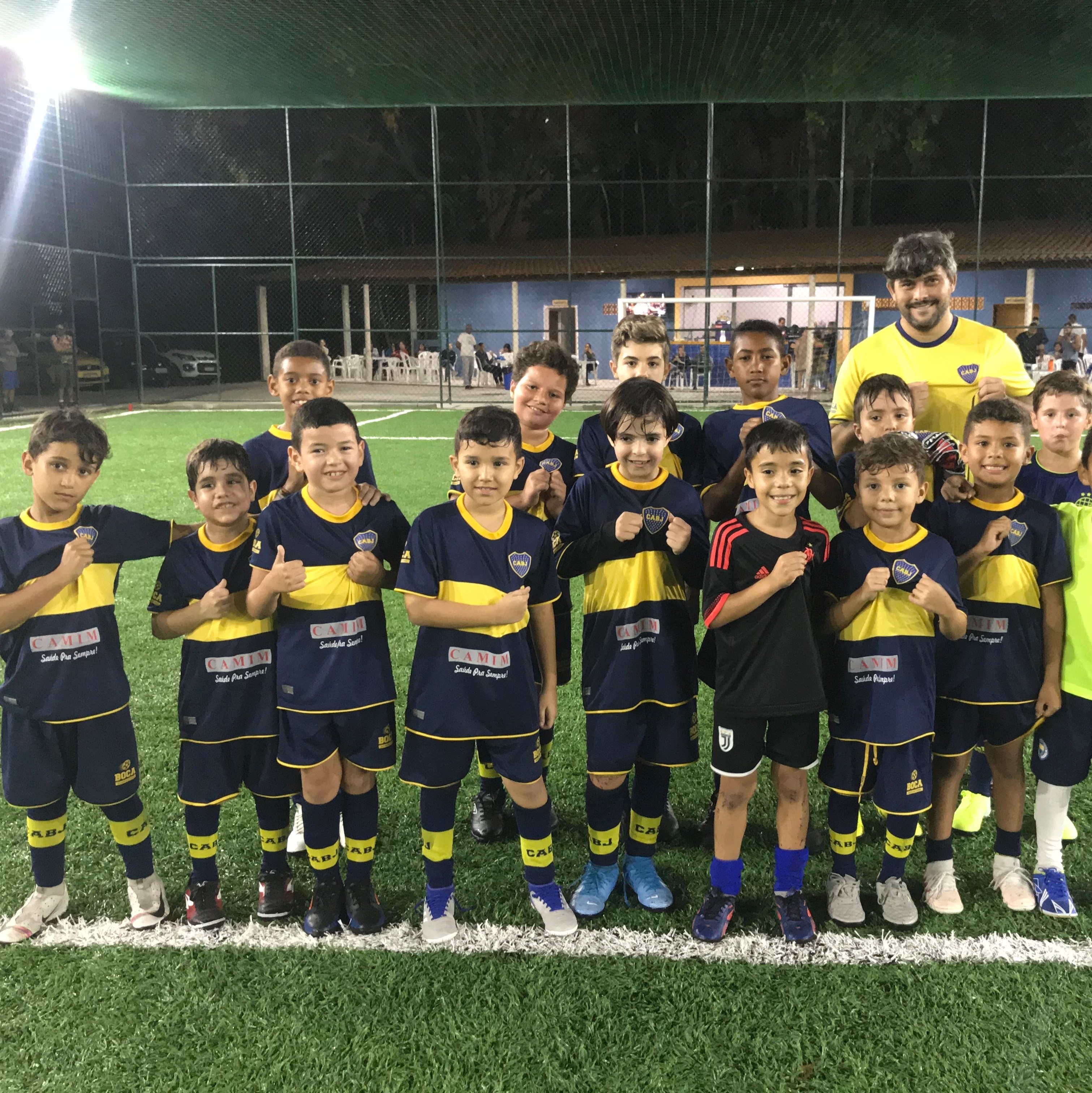 Jogadores sub 9 da Escolinha de Futebol “Mãos dadas pelo Esporte