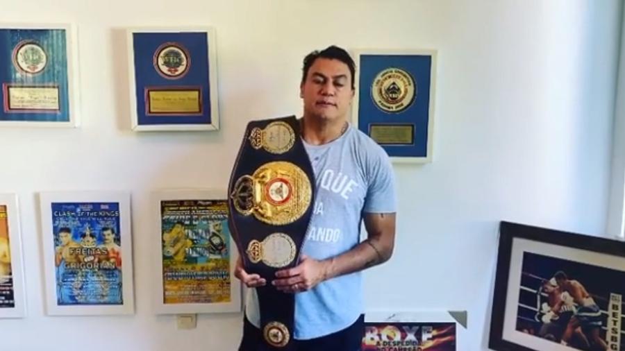 Popó com cinturão de campeão mundial de boxe - Reprodução/Instagram