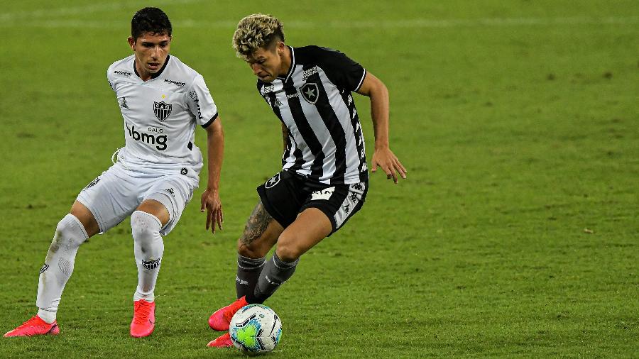 Bruno Nazário e Savarino disputam bola durante Botafogo x Atlético-MG - Thiago Ribeiro/AGIF